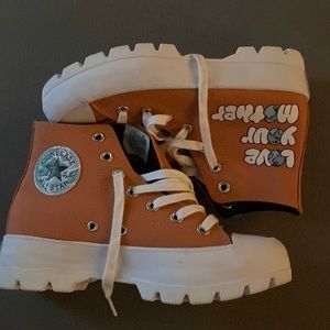 Hi I am selling converse special edition never been worn!